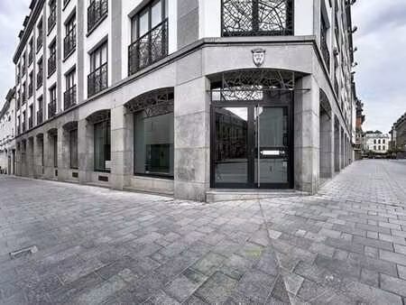 superbe surface commerciale de 150 m² en face de la cathédra