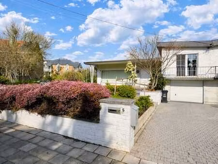 belle maison avec jardin et garage à proximité du centre