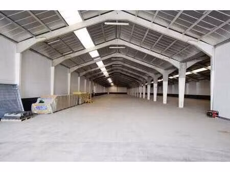 entrepôt logistique + zone de chargement couverte