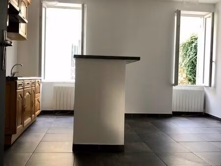 appartement de 3 pièces lumineux en plein centre ville situé entre la gare et l’hôpital  à