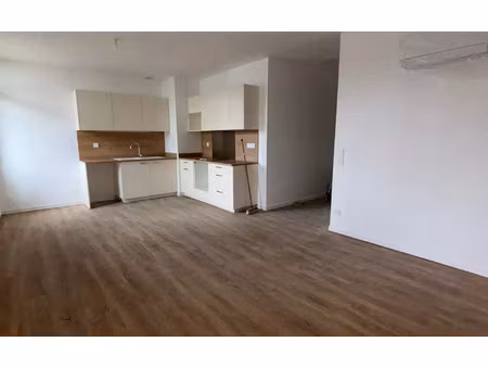 location appartement  m² t-2 à pouillon  580 €