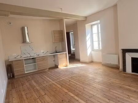 t2 rénové centre ville chinon