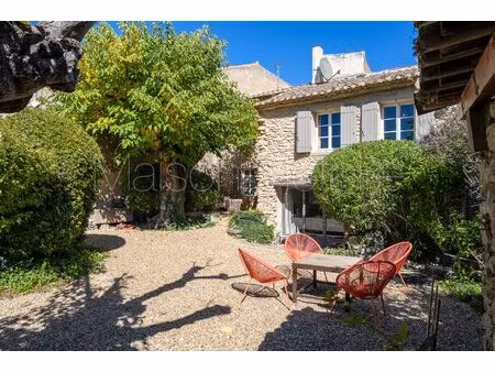 maison de village avec piscine  jardin et vue sur le château.