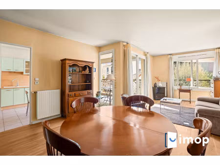 écully – spacieux t4 avec balcons  garage et cave à 5 min des transports