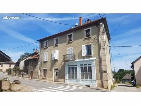 belle demeure en grande partie rénovée proche de morestel. grands espaces. pour locations 