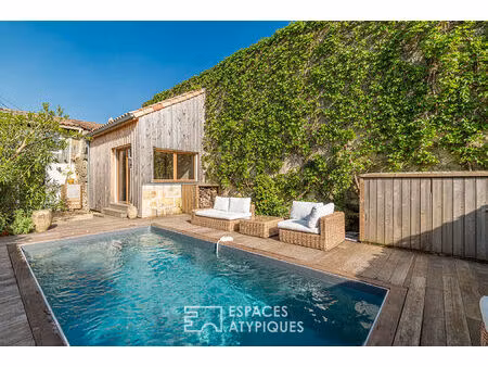 maison en pierre avec piscine et dépendance