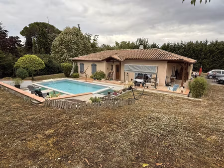 a auch  à vendre villa de plain-pied avec piscine