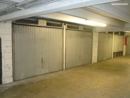 box dans parking sécurisé 