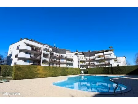 joli appartement avec terrasse  garage et accès piscine