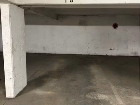 parking souterrain à 7/8min de la gare à pied 