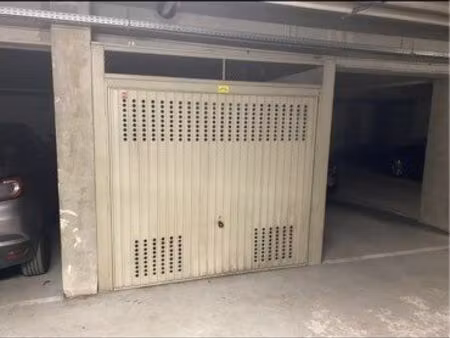 double box fermé sécurisé (27 m²) en résidence