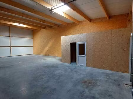 location garage box et parking à saint-hilaire-de-chaléons (44680) : à louer / 210m² saint