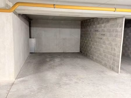 grande place de parking en sous-sol