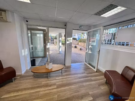 carqueiranne port - local commercial 50m2 pret a l'emploi