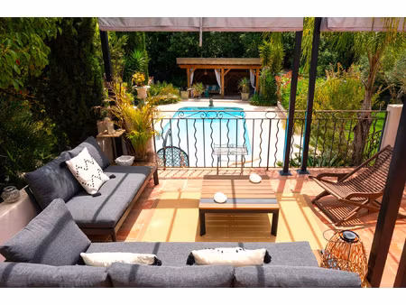 le pradet  propriété de 7 pièces avec piscine dans la nature