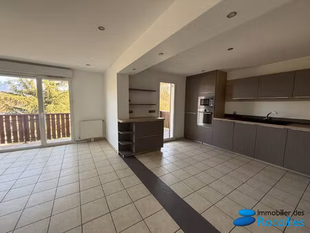 appartement t4 avec balcon et vue montagne