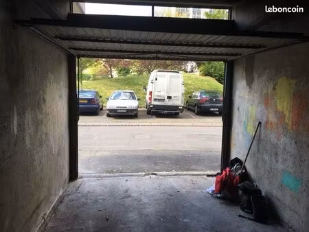 garage fermé à louer