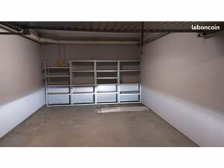 garage fermé en sous-sol 22m²