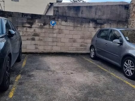 place de parking extérieure