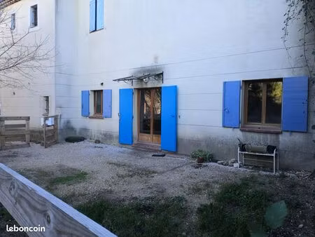 a louer à rognes : maison de village (année 2005) de 58 m² en plein cœur du village avec t