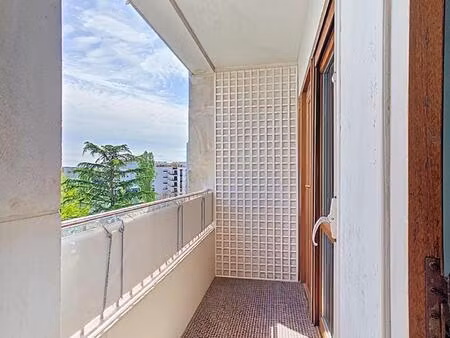 très bel appartement à louer avec cuisine aménagée