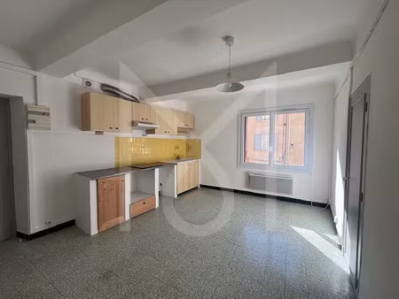 peyrolles-en-provence : t2 vide 39 52m2m2 traversant et lumi