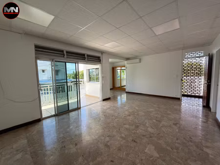 à louer local commercial / professionnel 102 m2