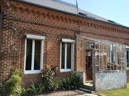 maison familiale possède un parc avec bois/verger