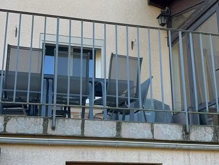 a 2 pas des commerces et écoles