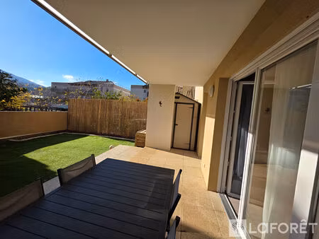 superbe appartement rez de jardin avec parking en sous sol