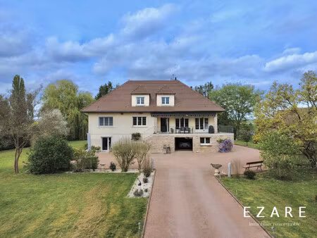 superbe propriété rénovée de 291 m² avec vue dégagée à f