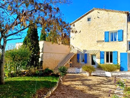 jolie propriété en pierre avec plusieurs terrasses et vues imprenables.