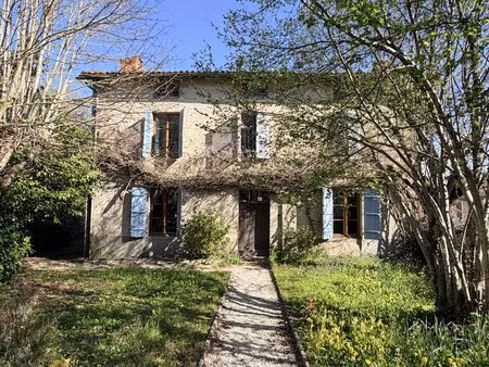 imposante maison de campagne indépendante située dans un village animé  avec un vaste terr