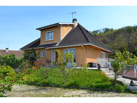 maison familiale spacieuse avec sous-sol complet sur terrain arboré de 1200 m²