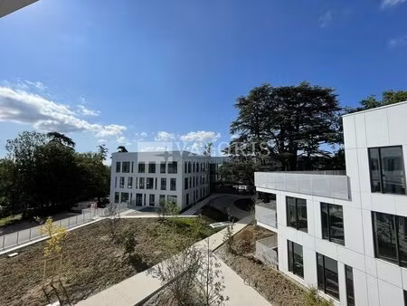 location local professionnel 497m² limonest 69760