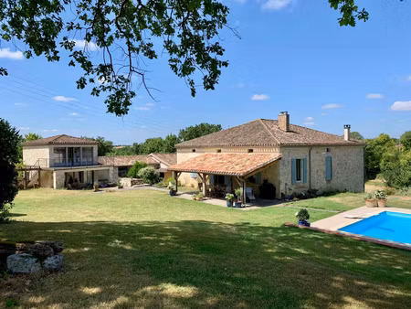maison ancienne en pierre récemment rénovée  avec maison d’amis  piscine et jardin clôturé