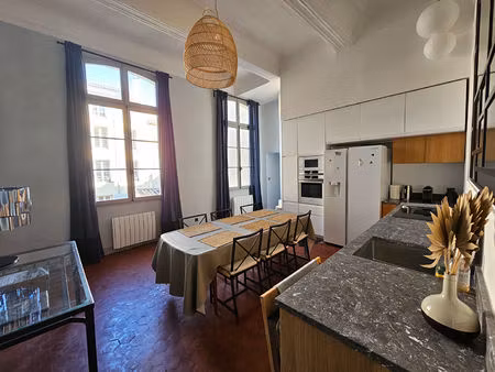 exceptionnel t4 meublé quartier palais de justice dans un bel immeuble  rénové avec goût .