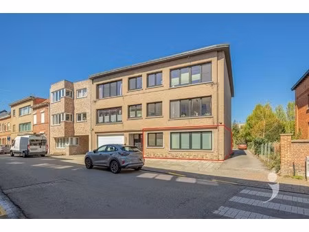 gerenoveerd appartement met 2 slaapkamers  garagebox en staanplaats