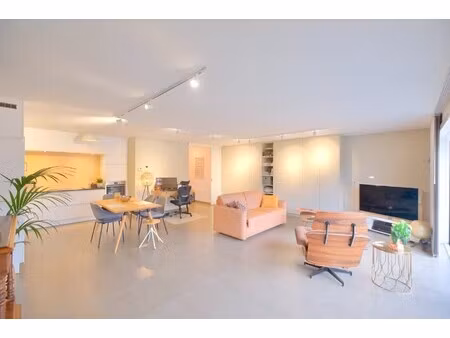 gelijkvloers app met 2 slaapkamers  ruim terras en garage!