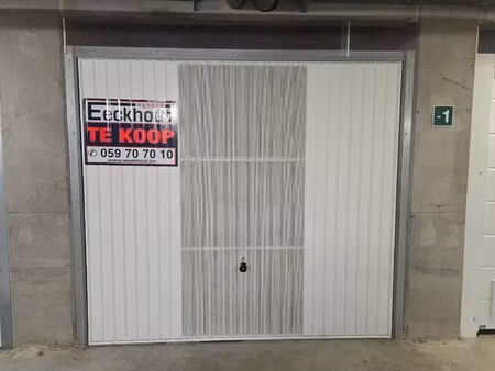 gesloten garagebox in recent gebouw!