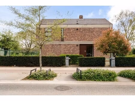 open bebouwing met 4 slaapkamers  2 badkamers en tuin in borsbeek!