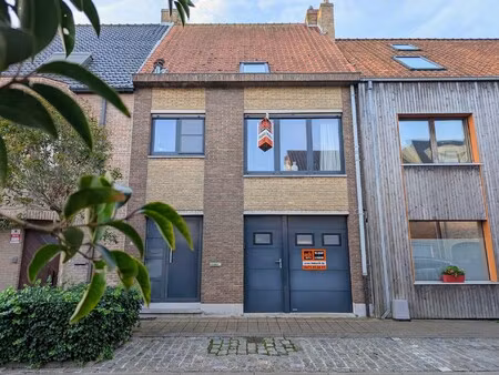 ruime woning met zongerichte tuin te koop. centrum de panne aan zee.
