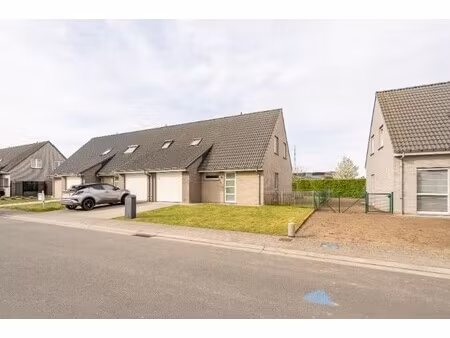 halfopen bebouwing met praktische indeling in rustige woonwijk