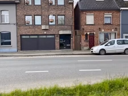 building met praktijkruimte en 2 appartementen op commerciële locatie