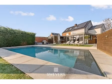 ruime halfopen woning met zuidoostgerichte tuin en zwembad