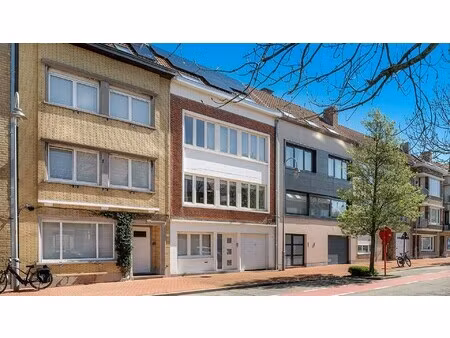 ruime  stevige gezinswoning met 5 kamers en garage...