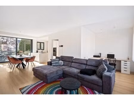 recent gerenoveerde woning met 3 slaapkamers en zonnige tuin in hoevenen