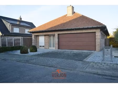 villa met 4 slaapkamers en dubbele garage in een doodlopende straat te koop in izegem!