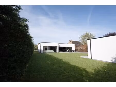 knappe gelijkvloerse villa + bijgebouw te halle!