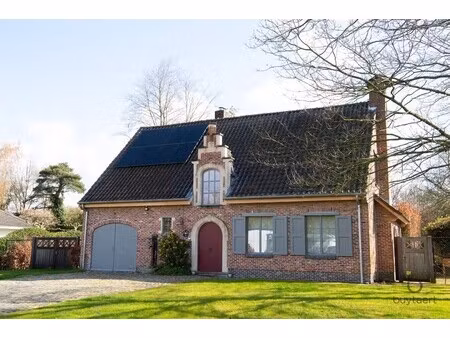 karaktervolle woning met vijf slaapkamers en tuin!